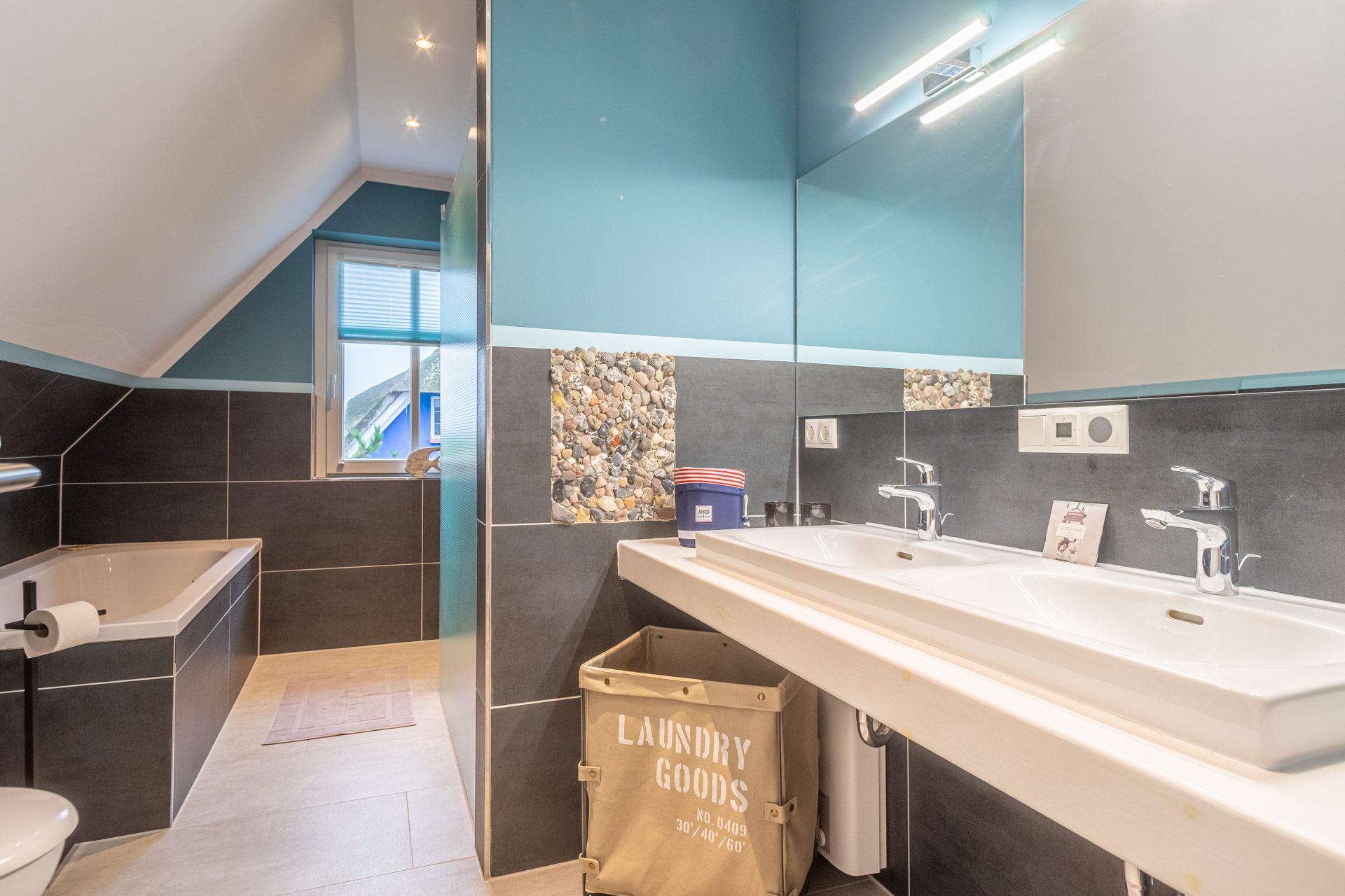 Badezimmer mit Badewanne und Dusche